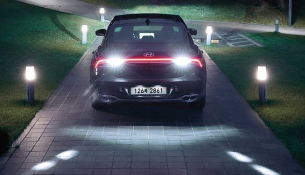 '후진 가이드 램프'는 차량 후진 시 LED 가이드 조명을 후방 노면에 비춰 보행자와 주변 차량에게 차량의 후진 의도를 전달해 사고를 예방한다. [사진=현대자동차]