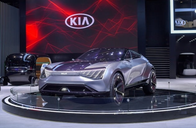 기아차는 제2회 중국 수입박람회에서 자사의 미래지향적 전기차 디자인 방향성을 제시한 전기차 기반 스포츠유틸리티차(SUV) 쿠페 콘셉트 '퓨처론'을 세계 최초로 공개했다.  [사진=현대차그룹 제공]
