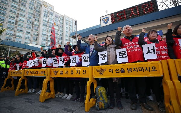 9일 오전 서울 종로경찰서 앞에서 열린 요금수납원 과잉진압 종로경찰서 규탄 기자회견에서 민주노총 민주일반연맹 관계자들이 구호를 외치고 있다. /사진=연합뉴스