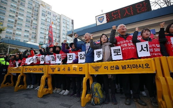 지난 9일 오전 서울 종로경찰서 앞에서 열린 요금수납원 과잉진압 종로경찰서 규탄 기자회견에서 민주노총 민주일반연맹 관계자들이 구호를 외치고 있다. /사진=연합뉴스