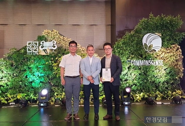 지난 8일(현지시각) 필리핀 세부 워터프론트 호텔(Waterfront Hotel)에서 개최된 IFLA Award 2019 시상식에서 GS건설 건축∙주택디자인팀 황광일 차장, IFLA-APR 학회장 도미안 탕(Domian Tang), GS건설 건축∙주택디자인팀 박도환 차장(왼쪽부터)이 기념사진을 촬영하고 있다.