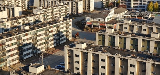 재건축을 진행 중인 서울 강남의 한 아파트 단지. 한경DB