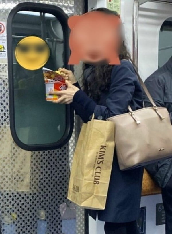 지하철에서 컵라면을 섭취하는 여성 / 사진출처=자동차 커뮤니티 보배드림