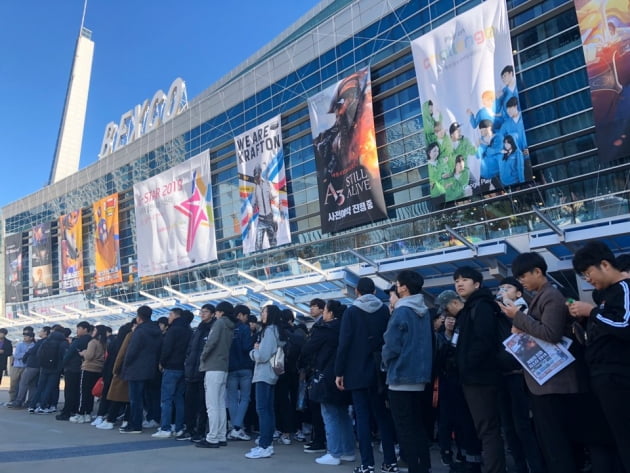 14일 부산 벡스코에서 열린 국제게임전시회 '지스타 2019' 에 입장하기 위해 관람객들이 줄을 서고 있다./ 사진=노정동 한경닷컴 기자