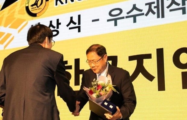 한국GM 쉐보레가 국토교통부 주관 자동차안전도평가 20주년 기념식에서 우수제작사상을 수상했다. 사진=한국GM