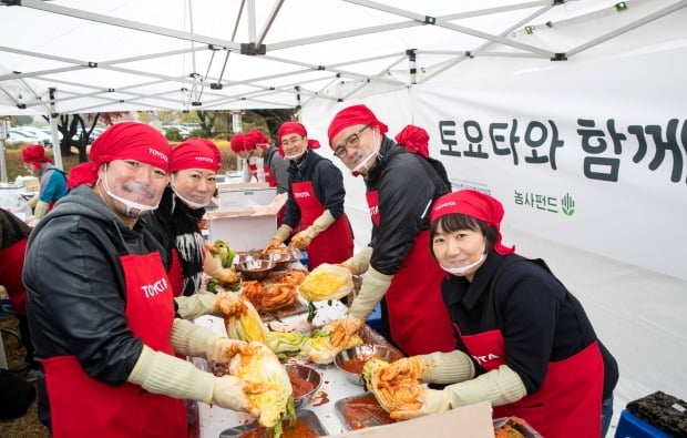 한국 도요타가 지난 16일 ‘사랑의 김장 나누기’ 행사를 실시했다. 사진=한국도요타