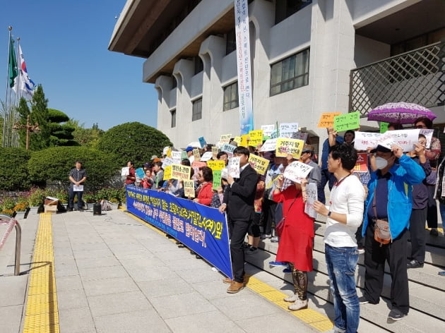 지난 9월19일 인천 동구 주민들이 인천시청 앞에 모여서 수소연료전지발전소 건립에 반대하는 집회를 열고 있다. 강준완 기자
