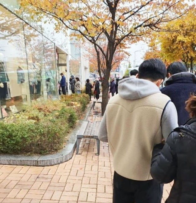 서경덕 성신여대 교수가 받은 제보사진. 유니클로 매장 앞에 대기열이 늘어서 있다.(사진=서경덕 성신여대 교수 페이스북 캡쳐)