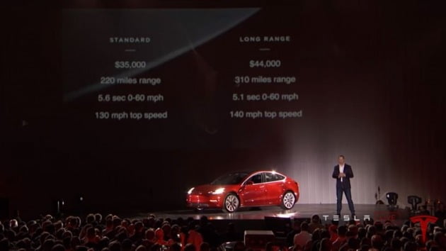 엘론 머스크가 Model 3 인도식에서 발표를 하는 모습 [사진=테슬라 유튜브 채널 캡처]