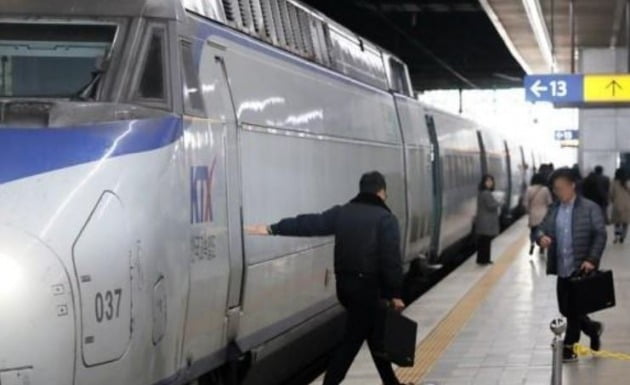 한국철도공사 노사가 임금ㆍ현안 사항에 잠정 합의하며 파업을 종료한다고 밝힌 25일 서울역 승강장에서 KTX 기관사들이 근무 교대를 하고 있다. [사진=연합뉴스]