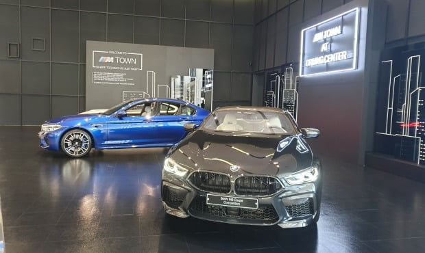 총 125억원을 추가 투자해 기존 대비 25% 늘어나 5만22㎡의 면적을 갖추게 된 BMW 드라이빙 센터에는 새로운 원형 코스, 오프로드 코스, 브랜드 체험 센터와 전시장이 신설됐다. 사진 드라이빙 센터 내부 모습. [사진=강경주 한경닷컴 기자]