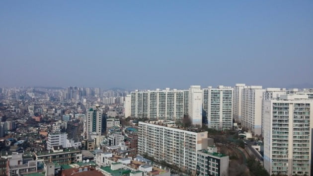 서울시의 공동주택 리모델링 시범단지에 선정돼 사업을 추진 중인 서울 중구 신당동 '남산타운' 아파트 매매가가 상승세를 보이고 있다. /굿모닝공인 제공