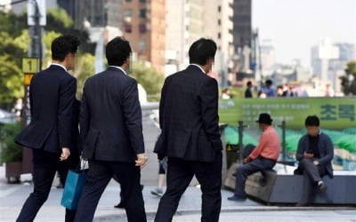 고용지표 '역대급 호성적' 뒤엔 질 좋은 일자리 급감·취업 포기자 급증