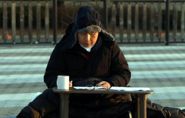 황교안 자유한국당 대표가 21일 오전 서울 청와대 앞 분수대 광장에서 단식하고 있다. 사진=연합뉴스