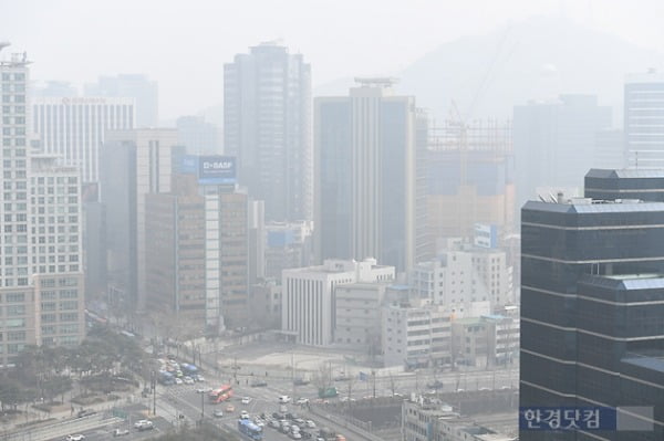 미세먼지 가득한 서울 전경/사진=변성현 기자