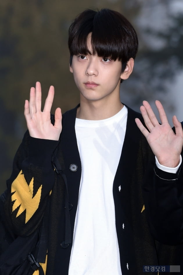 [포토] TXT 수빈, '부드러운 손인사~'