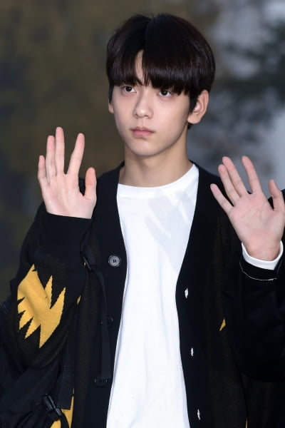 [포토] TXT 수빈, '부드러운 손인사~'