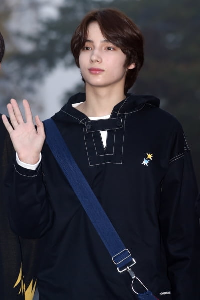 [포토] TXT 휴닝카이, '멋진 손인사~'