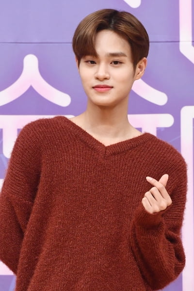  이대휘, '에비뉴 향한 하트~'