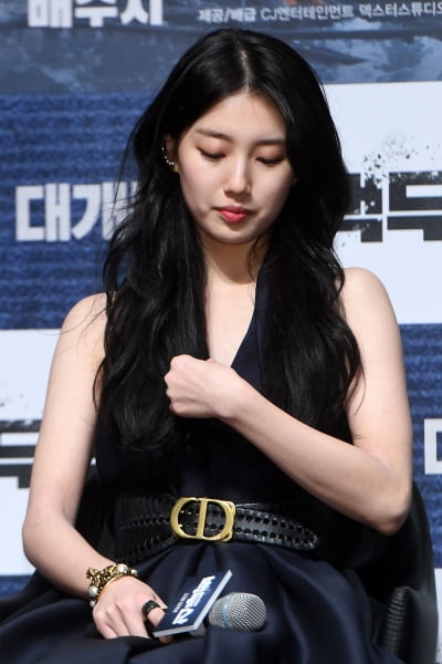 [포토] 배수지, '노출 의상이 신경쓰여~'