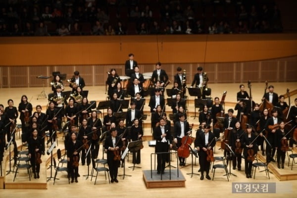 한경닷컴 창립 20주년 가을 행복음악회 '향연'이 19일 오후 서울 신천동 롯데월드몰 롯데콘서트홀에서 열린 가운데 홍석원 지휘자를 비롯한 한경필하모닉오케스트라가 연주가 끝난 후 관객들에게 인사를 하고 있다/사진=최혁 한경닷컴 기자 