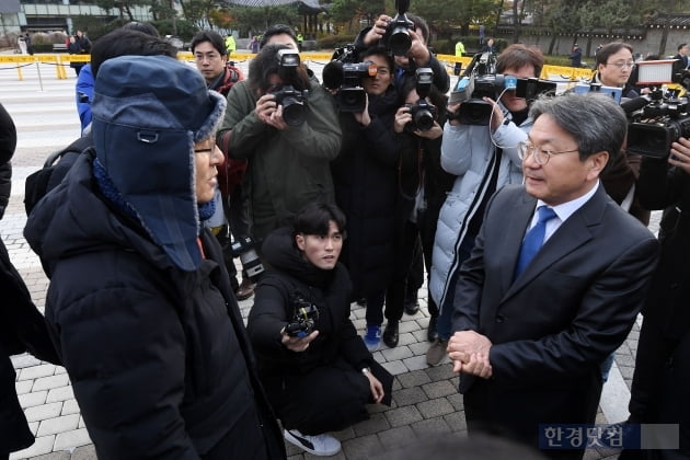 [포토] 황교안 대표 단식 만류하는 강기정 정무수석