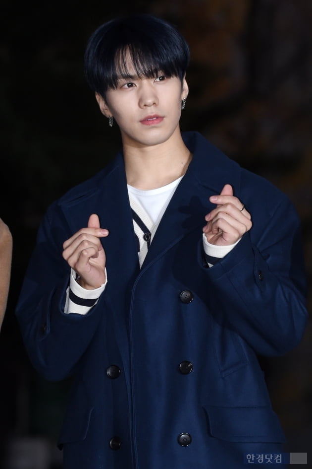 [포토] 아스트로 라키, '멋진 모습으로 하트 발사~'