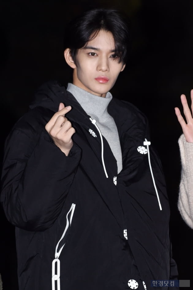 [포토] CIX 배진영, '멋진 모습으로 하트 발사~'