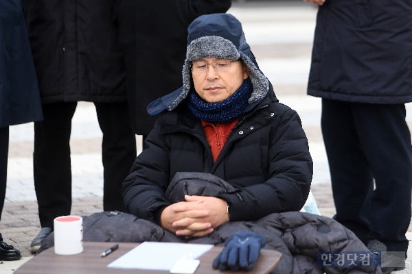 청와대 사랑채 앞에서 단식 투쟁을 진행 중인 황교안 자유한국당 대표가 지난 21일 농성 중 생각에 잠겨있다. /사진=최혁 한경닷컴 기자 chokob@hankyung.com