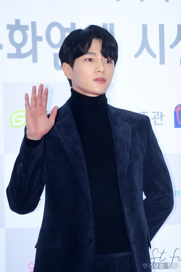 [포토] 김명수, '훈훈한 손인사~'(소비자의 날 시상식)