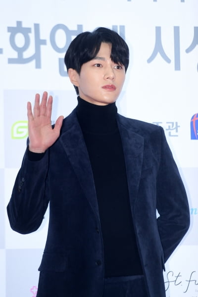 [포토] 김명수, '훈훈한 손인사~'(소비자의 날 시상식)