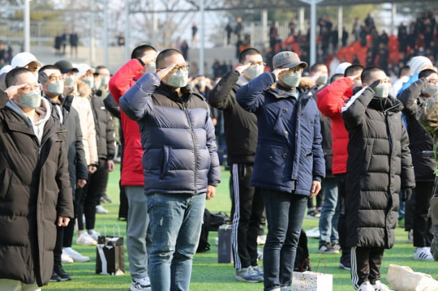 2019년 1월 첫 입영 장병들이 충남 논산 육군훈련소에서 경례하는 모습. 사진=육군훈련소