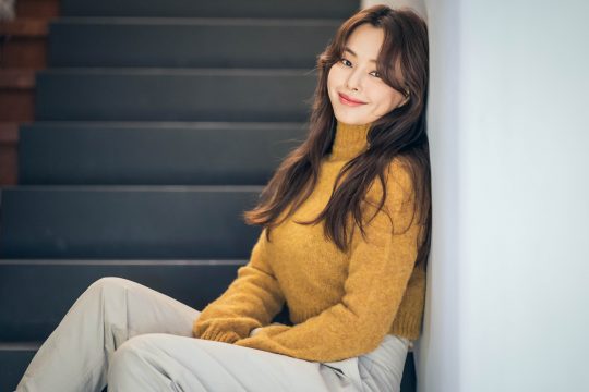 영화 ‘블랙머니’에서 국제 통상 전문 변호사이자 대한은행의 법률 대리인 김나리 역을 맡은 배우 이하늬. /사진제공=에이스메이커무비웍스