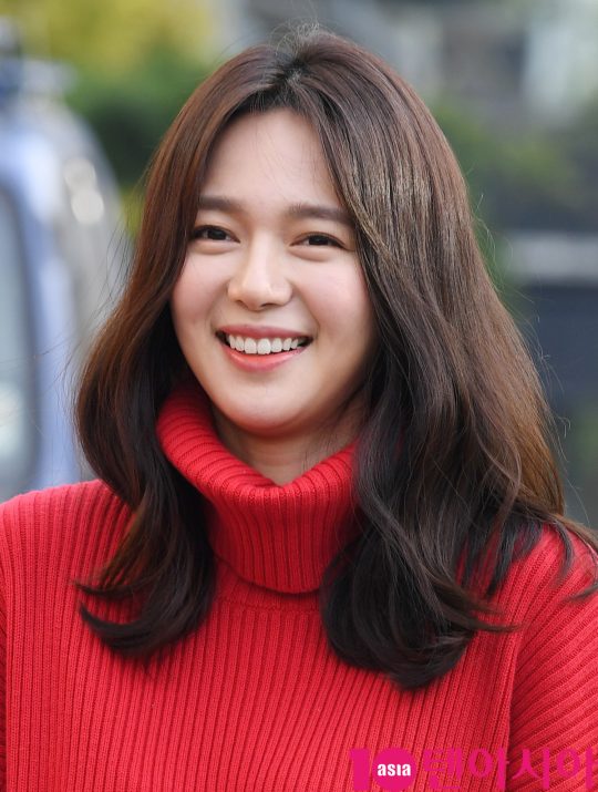 배우 이엘리야가 2일 오전 서울 여의도동 KBS별관에서 열리는 ‘해피투게더4’ 녹화 출근길에 참석하고 있다.