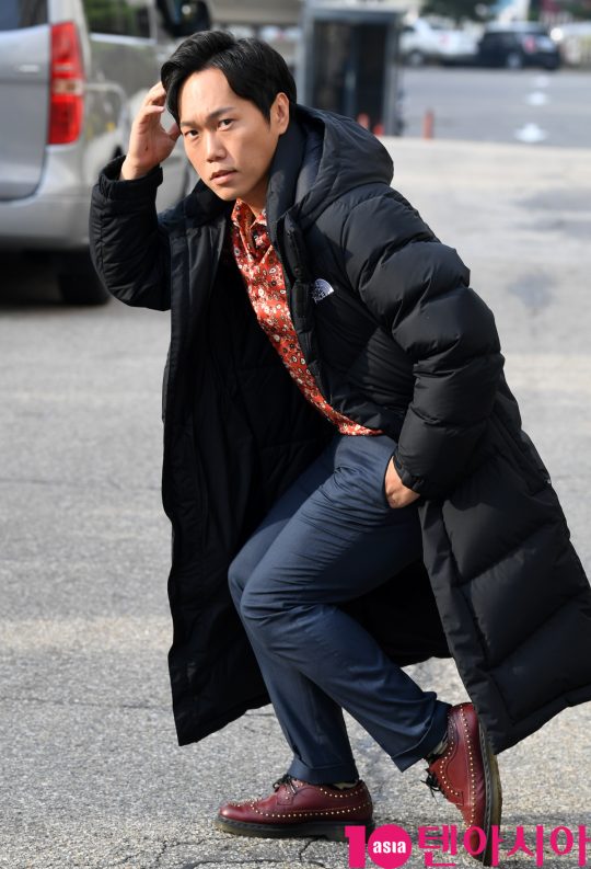 배우 허정민이 2일 오전 서울 여의도동 KBS별관에서 열리는 ‘해피투게더4’ 녹화 출근길에 참석하고 있다.