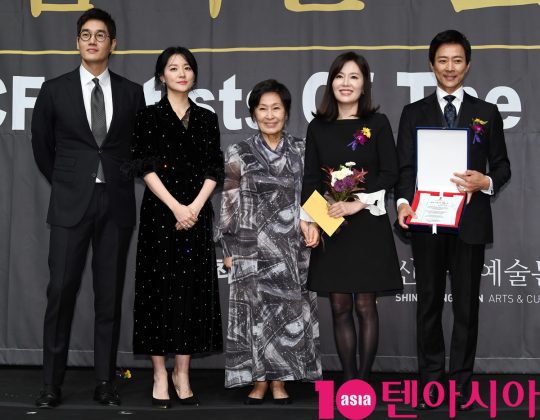 유지태,이영애,김혜자,하희라,최수종(왼쪽부터)이 6일 오후 서울 중구 명보아트홀에서 열린 제9회 아름다운예술인상 시상식에 참석하고 있다.