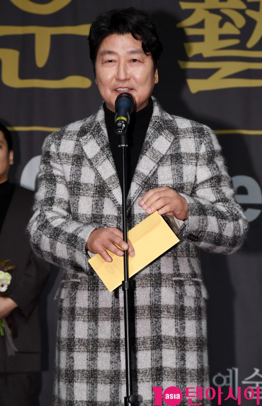 배우 송강호가 6일 오후 서울 중구 명보아트홀에서 열린 제9회 아름다운예술인상 시상식에 참석하고 있다.