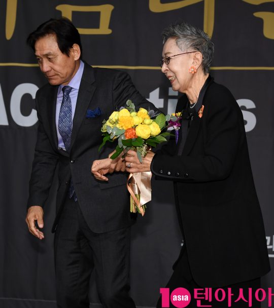 배우 안성기와 김지미가 6일 오후 서울 중구 명보아트홀에서 열린 제9회 아름다운예술인상 시상식에 참석하고 있다.