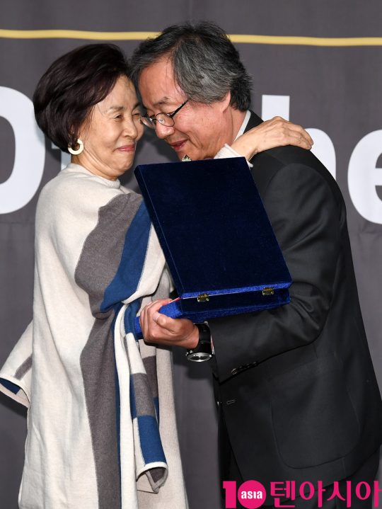 배우 정동환이 6일 오후 서울 중구 명보아트홀에서 열린 제9회 아름다운예술인상 시상식에 참석해 수상후 손숙과 포웅을 했다.