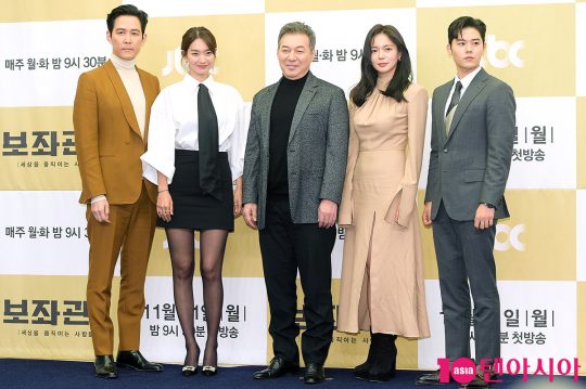 배우 이정재(왼쪽부터), 신민아, 배우 감갑수, 이렐리야, 김동준