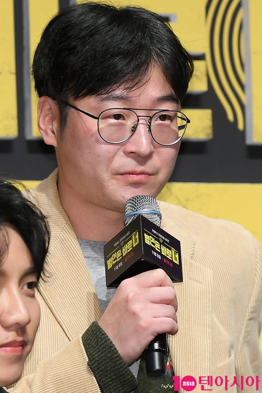 김주형 PD가 8일 오전 서울 신사동 CGV 압구정에서 열린 넷플릭스 ‘범인은 바로 너’ 시즌2 제작발표회에 참석해 질문에 답변하고 있다.