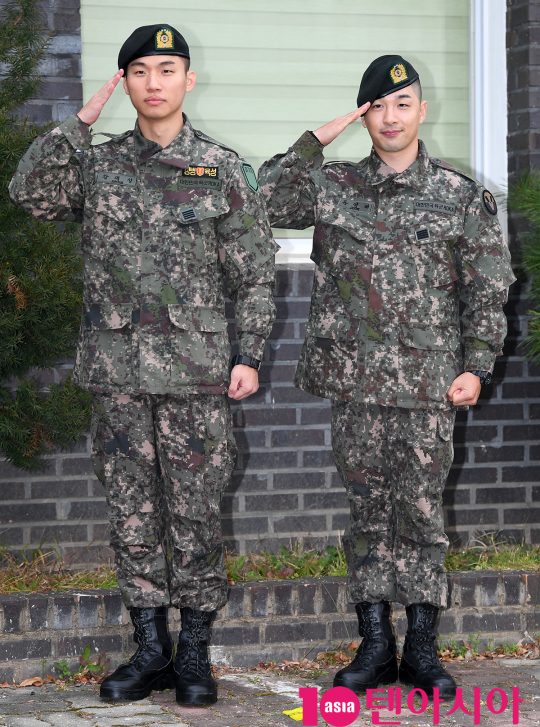 육군 만기 전역한 그룹 빅뱅 멤버 태양과 대성이 10일 오전 경기도 용인시 육군 지상작전사령부에서 전역 인사를 했다.