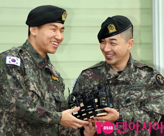 육군 만기 전역한 그룹 빅뱅 멤버 태양과 대성이 10일 오전 경기도 용인시 육군 지상작전사령부에서 진행된 전역식에웃고 있다.