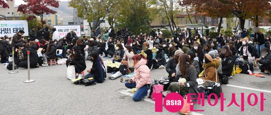 만기 전역한 그룹 빅뱅의 멤버 태양과 대성 팬들이 10일 이른 아침부터 경기도 용인시 육군 지상작전사령부에서 전역식을 기다리고 있다.