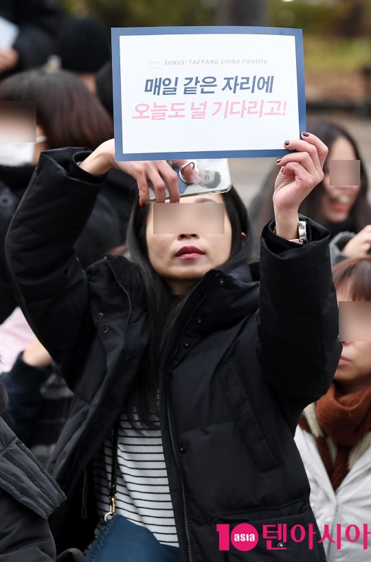 군복무를 마치고 전역하는 그룹 빅뱅 멤버 대성 팬이 10일 오전 경기도 용인시 육군 지상작전사령부에서 기다리며 인증샷을 찍고 있다.