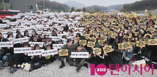 군복무를 마친 그룹 빅뱅 멤버 태양과 대성이 10일 오전 경기도 용인시 육군 지상작전사령부에서 열린 전역식에서 팬들과 인증샷을 찍었다.