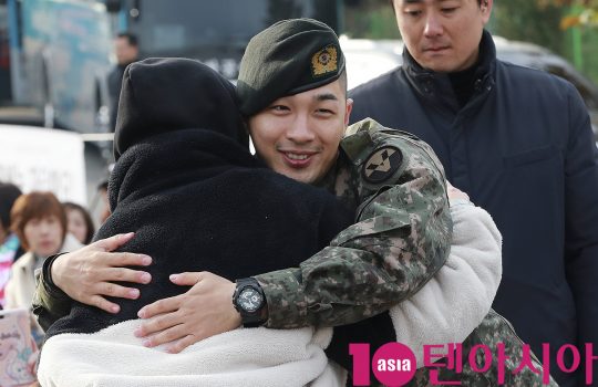 군 복무를 마친 그룹 빅뱅 멤버 태양이 10일 오전 경기도 용인시 육군 지상작전사령부에서 열린 전역식에서 팬에게  인사를 하고 있다.