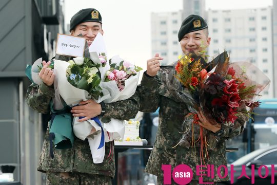 군 복무를 마친 그룹 빅뱅 멤버 태양과 대성이 10일 오전 경기도 용인시 육군 지상작전사령부에서 열린 전역식에서 팬들 앞에서 포토타임을 갖고 있다.