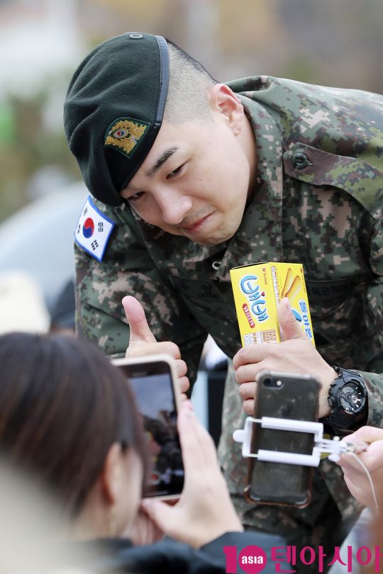 군 복무를 마친 그룹 빅뱅 멤버 태양이 10일 오전 경기도 용인시 육군 지상작전사령부에서 열린 전역식에서 팬에게 포토타임을 갖고 있다.