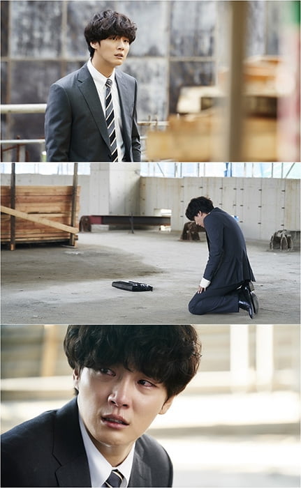 ‘싸이코패스 다이어리’ 윤시윤, 텅 빈 공사장에 털썩 ‘무릎 오열’ 포착